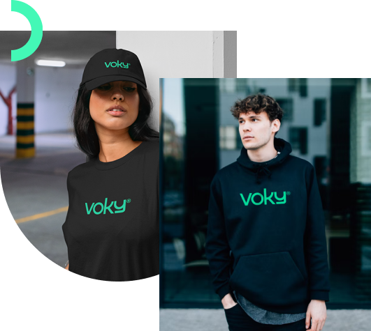 Två modeller: En kvinna i en svart keps och en svart T-shirt med "Voky" tryckt på båda plaggen. En man i en hoodie med "Voky" tryckt på bröstet.